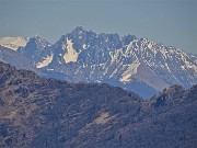62 E si vede oggi anche  il Pizzo Camino in Val di Scalve, qui allo zoom
